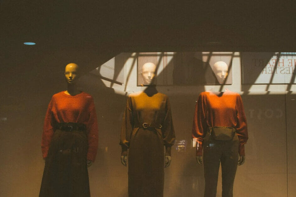 3 women mannequin on a store