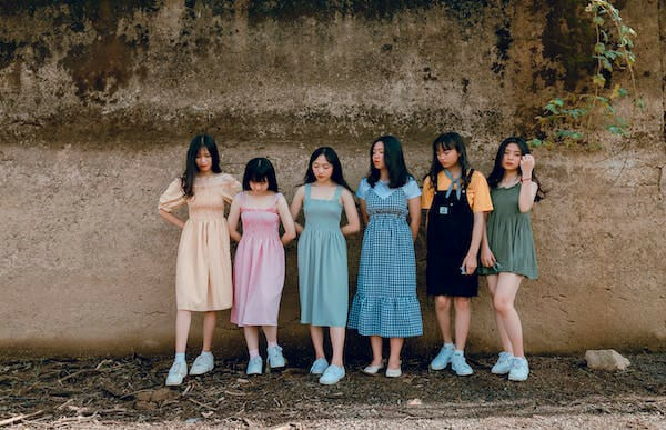 6 women in different sizes and shapes of dress